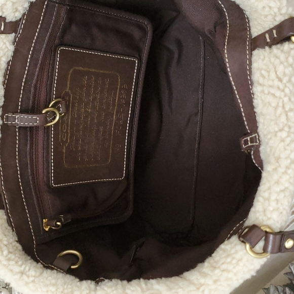 π₯³πHOST PICK!ππ₯³ π COACH Signature Fur-Trimmed Handbag π - Picture 15 of 16
